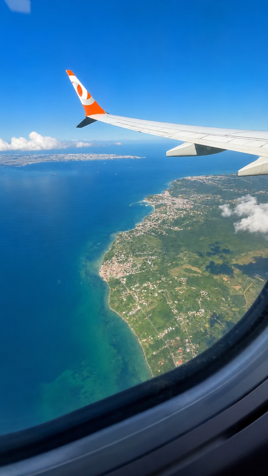 Vista aérea do litoral nordestino através da janela de um avião