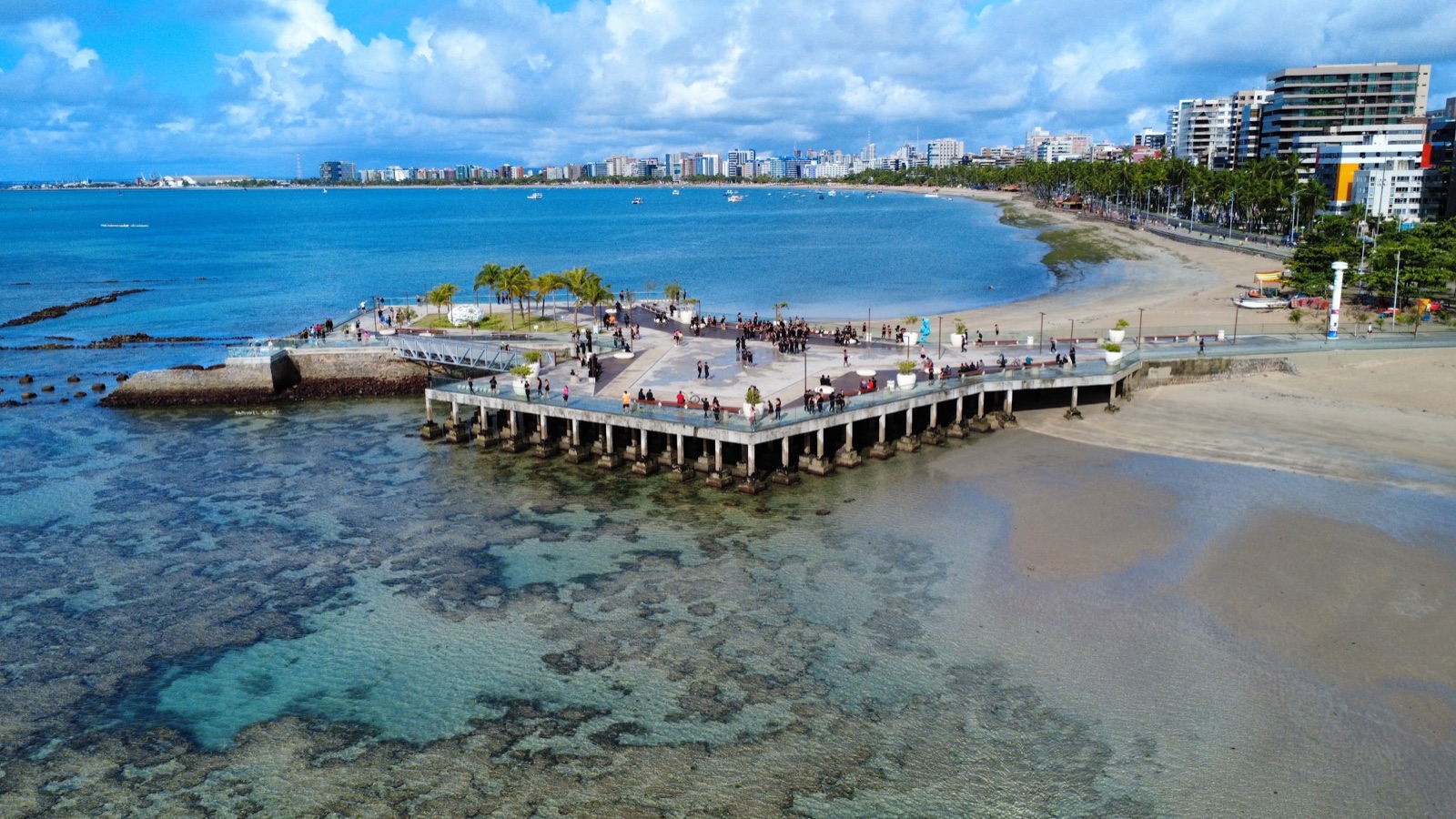 Vista aérea do litoral urbano e do mar de Maceió