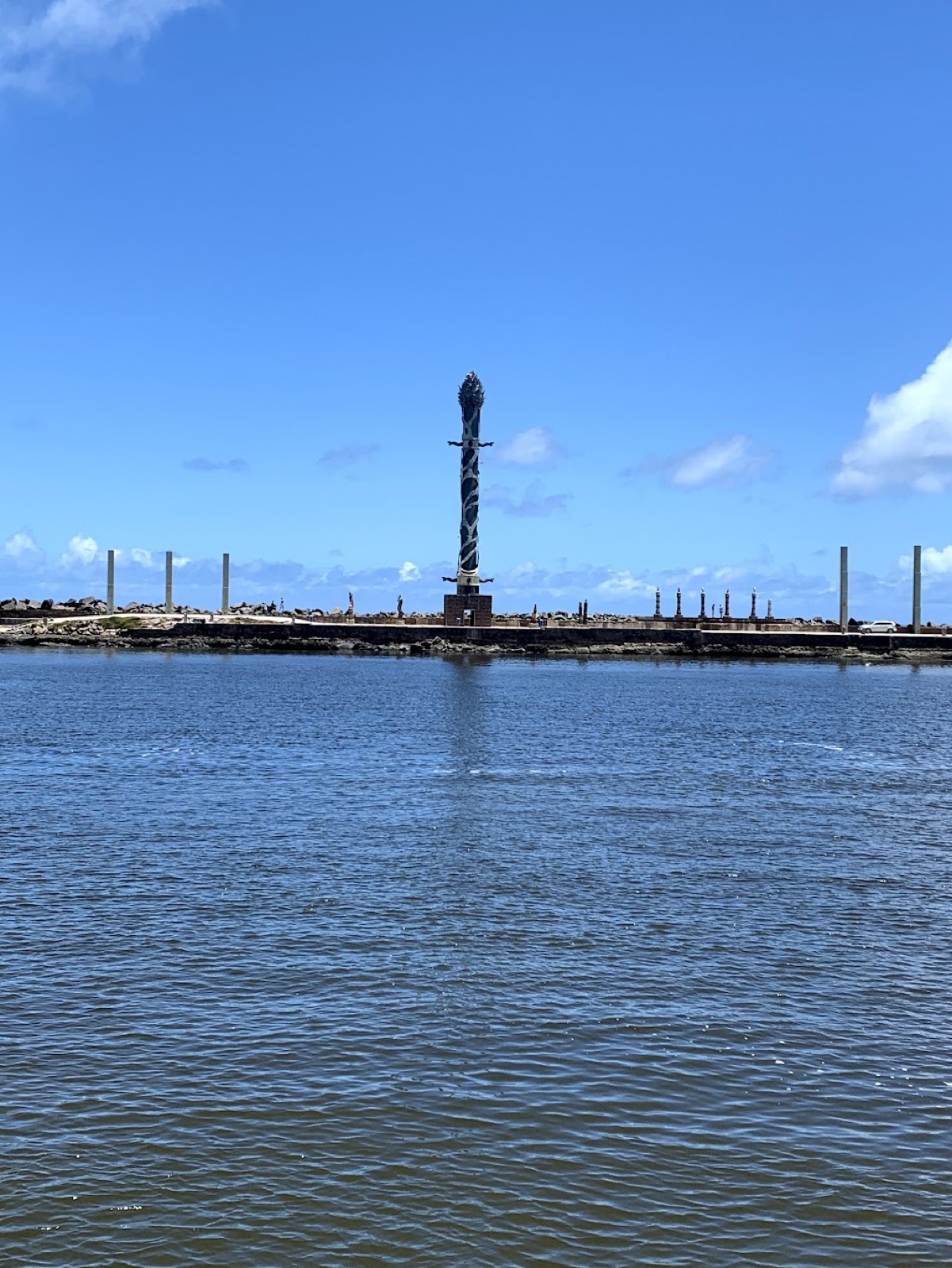 Torre de Cristal, no Parque das Esculturas, vista através das águas do Recife